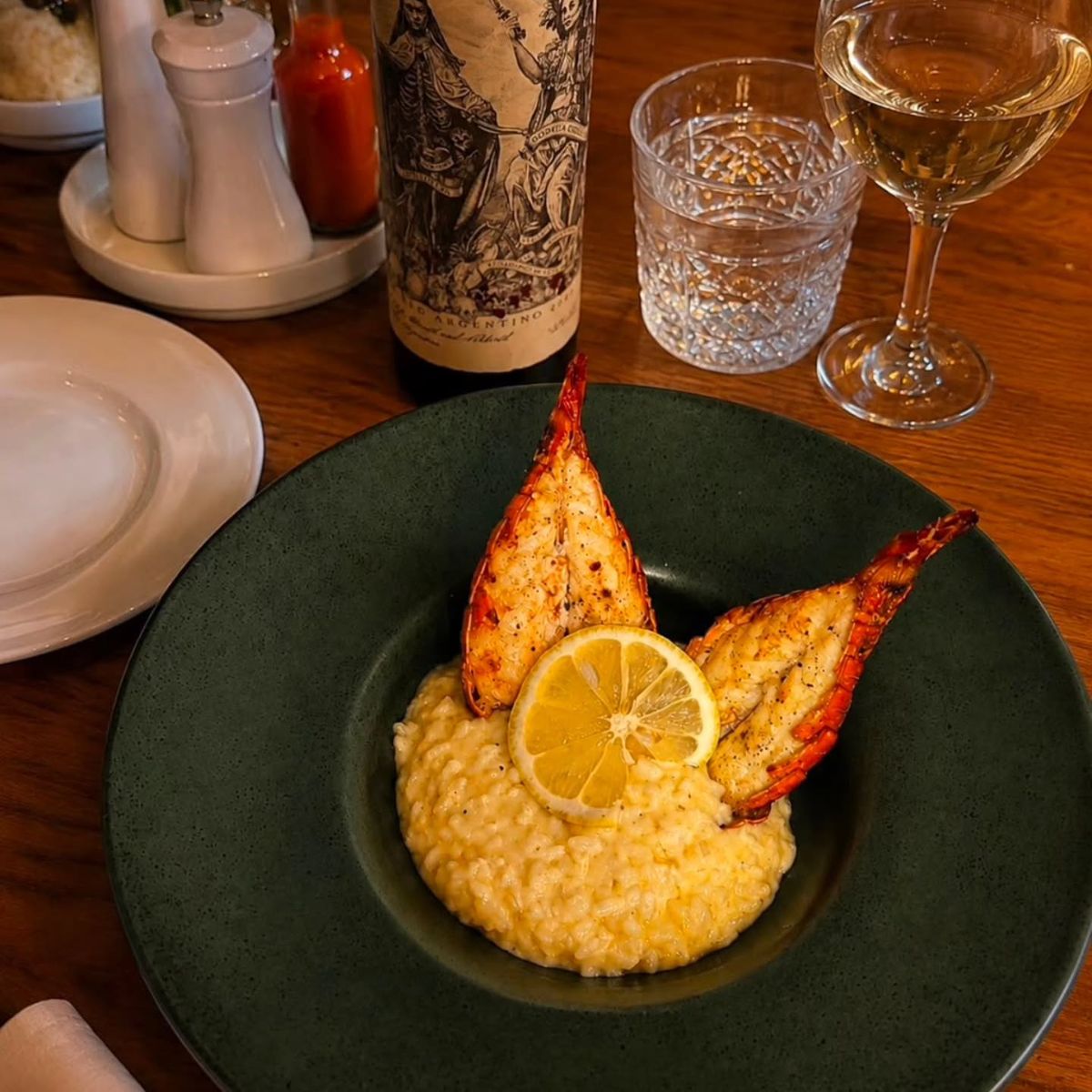 Mesa servida no FIVØ Cozinha