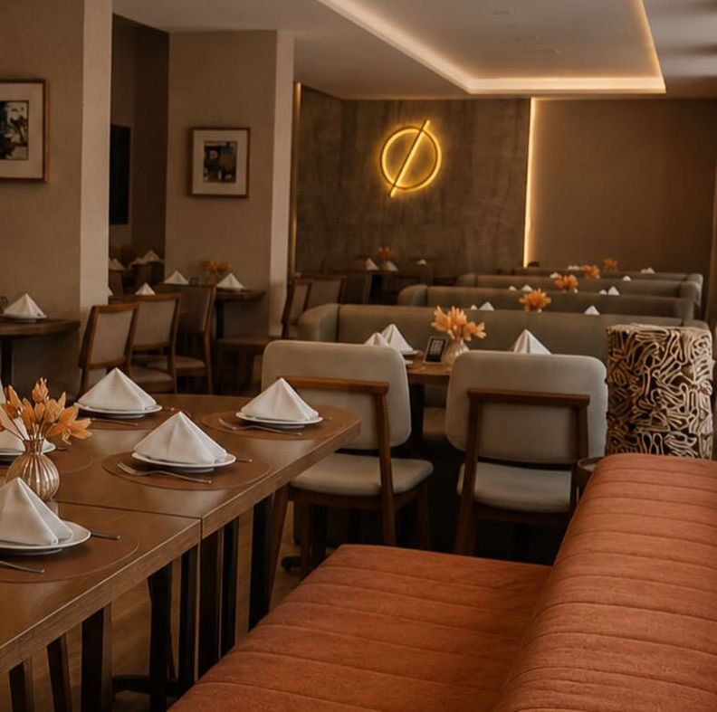 Detalhe do salão do FIVØ Cozinha, com o Ø iluminado